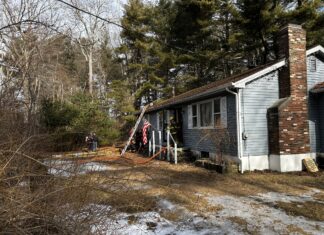 Firefighters knock out blaze on Putnam Pike